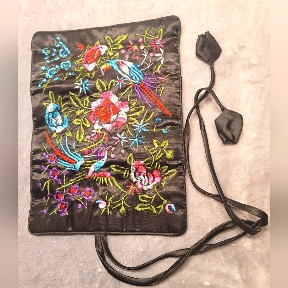 0479. NWOTs~ Beautifully Embroidered Black Satin ~ Jewelry Roll ~ Zipper Pockets